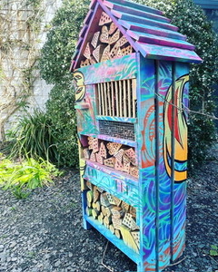 hôtel à insecte, peint par un artiste dans un chateau