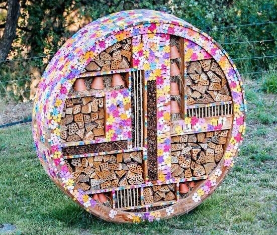 hôtel à insecte, peint par un artiste
