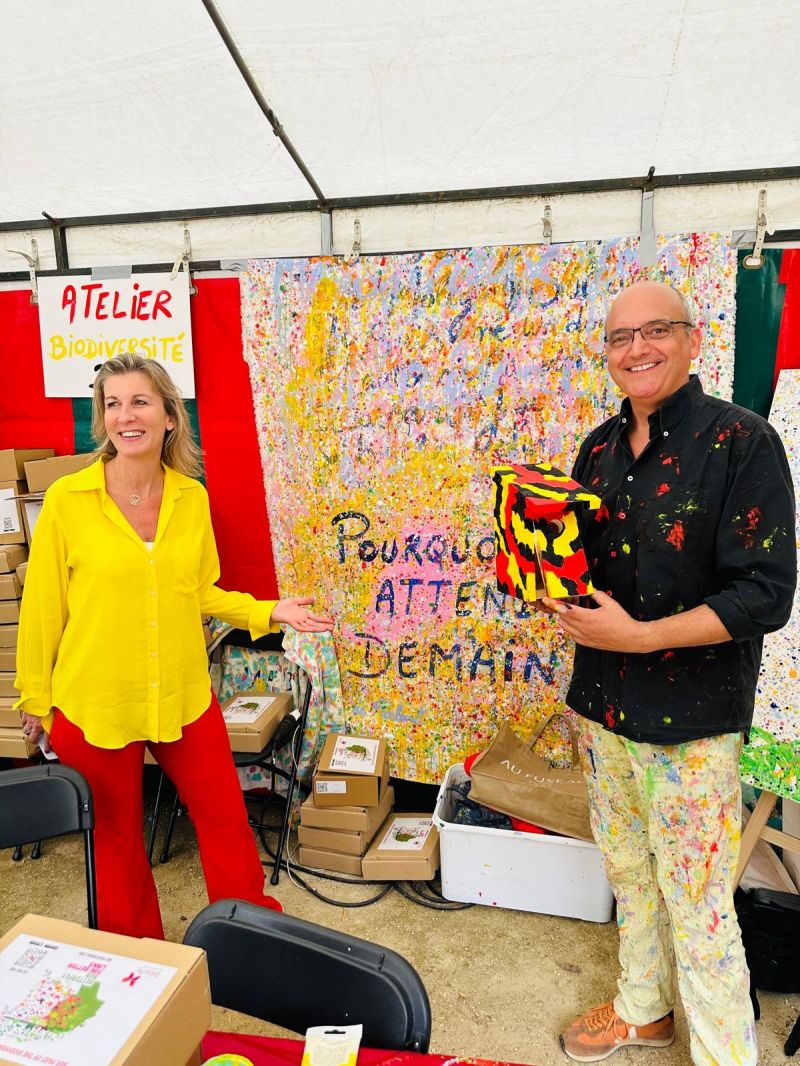 Artiste présentant un nichoir peint