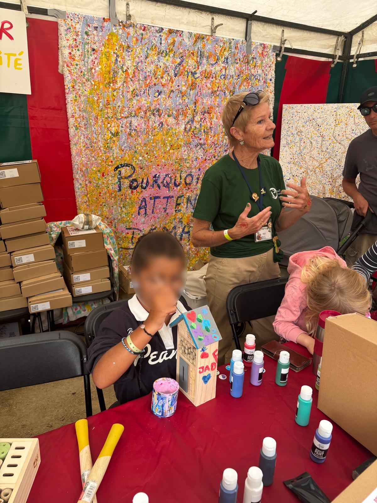 Enfants qui peint des nichoirs